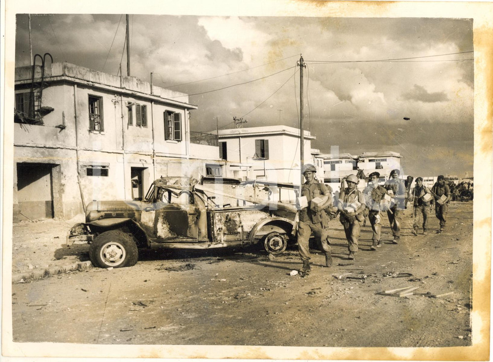 1956 PORT SAID - SUEZ CRISIS - Anglo-French troops through a street *Photo 20x15