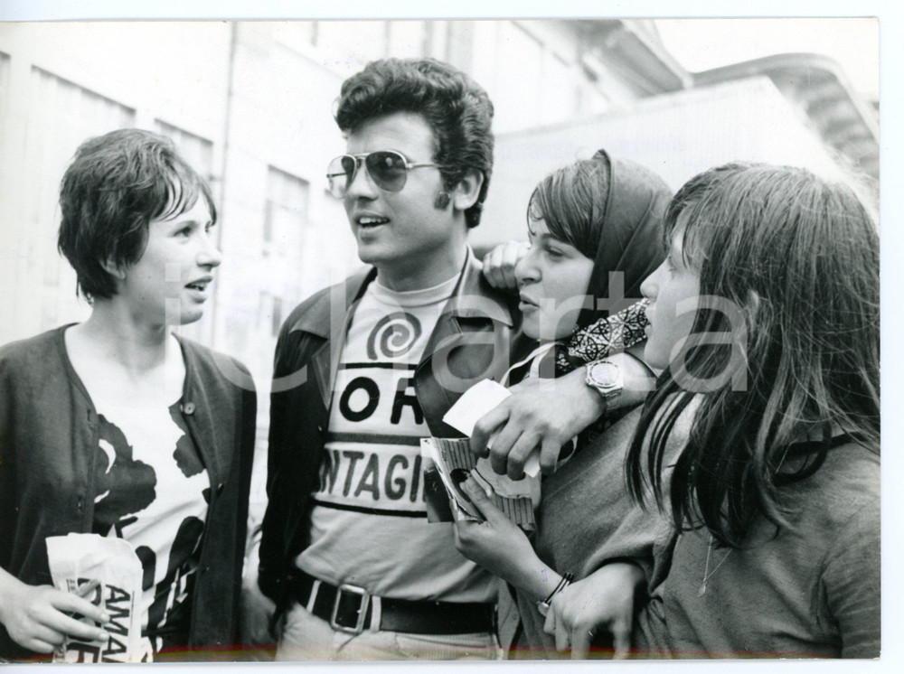 1966 TORINO Cantagiro - LITTLE TONY circondato dalle ammiratrici *Foto 18x13 cm