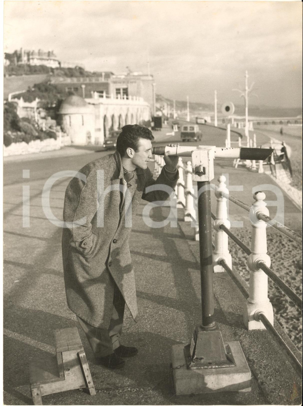 1958 BOURNEMOUTH BOXE Welterweight champion Peter WATERMAN on the boardwalk 