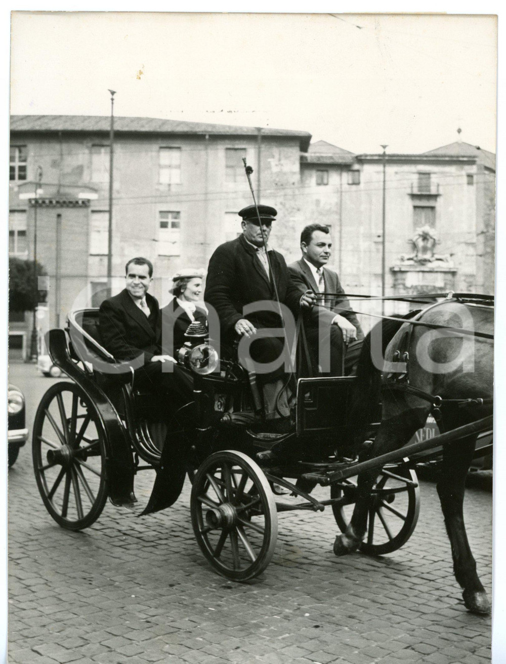1957 ROMA Richard NIXON a passeggio in carrozzella *Fotografia 13x18 cm Fotografia d'epoca con didascalia coeva.  CONDIZIONI: G (ma piccola macchia al margine superiore) FORMATO: 13x18 cm     originale e autentica 1