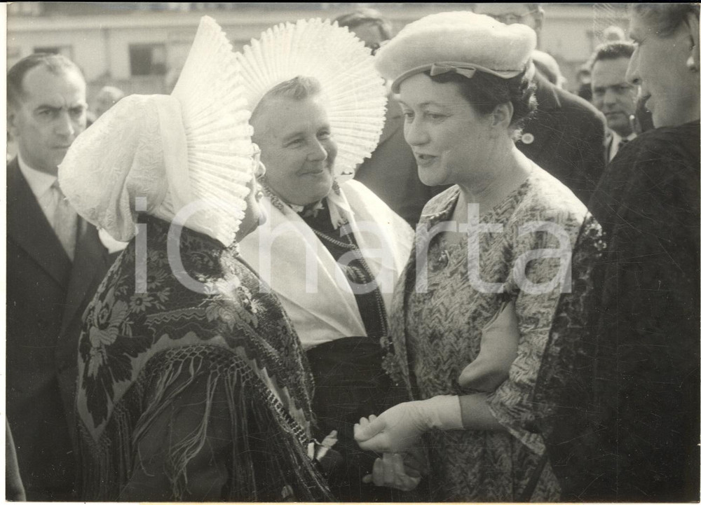 1959 CALAIS Yvonne DE GAULLE avec un groupe de dentellières - Photo 18x13
