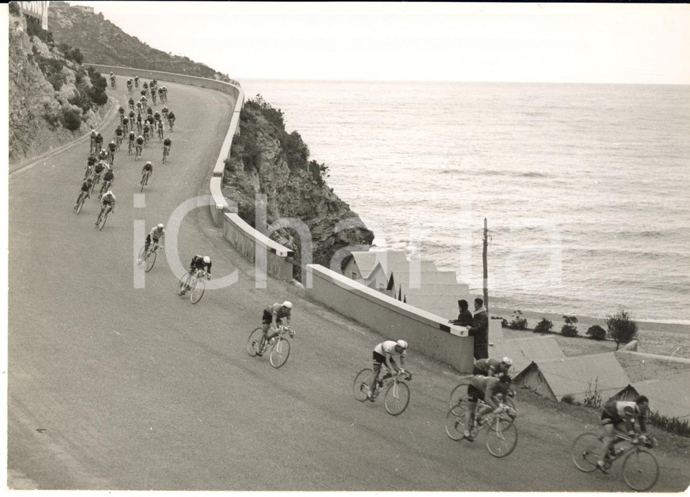 1955 CICLISMO MILANO-SANREMO Il gruppo nella discesa di Capo Mele - Foto 18x13 Fotografia d'epoca con didascalia coeva.  CONDIZIONI: G (ma lieve sovraimpressione) FORMATO: 18x13 cm     originale e autentica 1