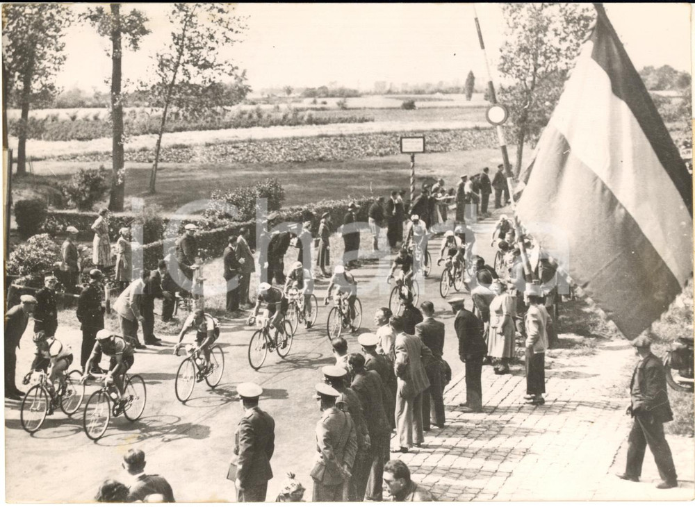 1955 ca CYCLISME TOUR DE FRANCE Peloton à la frontière hollandaise vers Anvers