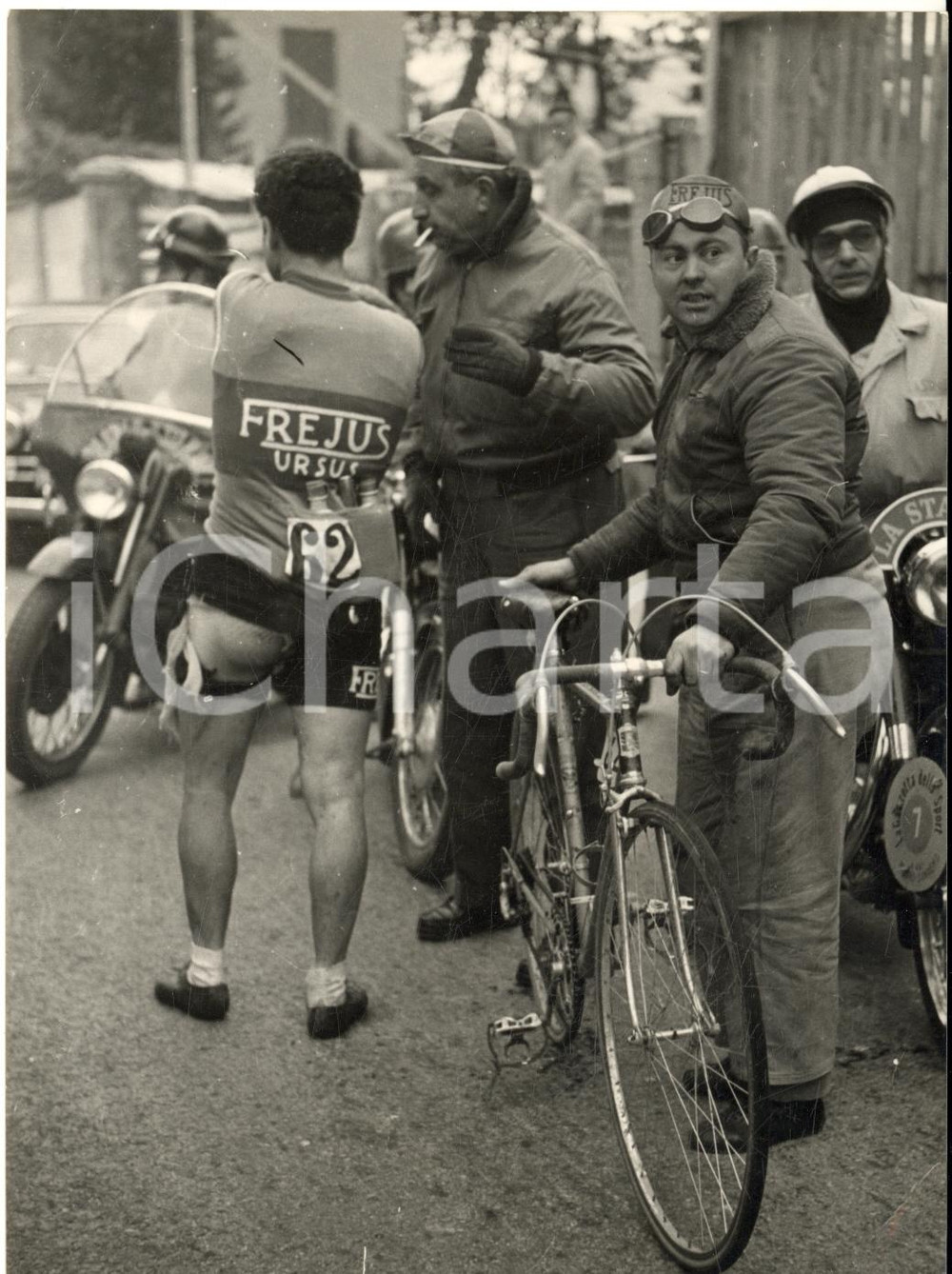 1955 CICLISMO MILANO-SANREMO Guido MESSINA soccorso dopo caduta a Savona *Foto Fotografia d'epoca con didascalia coeva.  CONDIZIONI: FAIR (lieve sovraimpressione circolare e piegatura al lato destro) FORMATO: 13x18 cm     originale e autentica 1