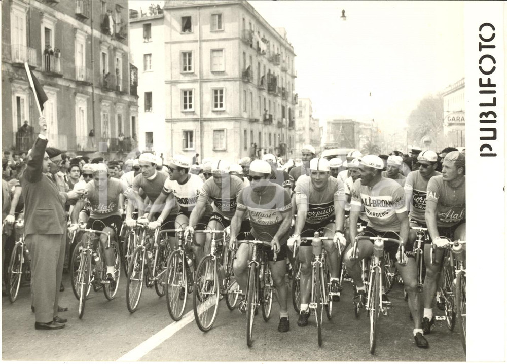 1958 CICLISMO NAPOLI I corridori alla partenza del Giro della Campania - Foto Fotografia d'epoca con didascalia coeva. CONDIZIONI: G (ma lievi sovraimpressioni)FORMATO: 18x13 cm      originale e autentica 1