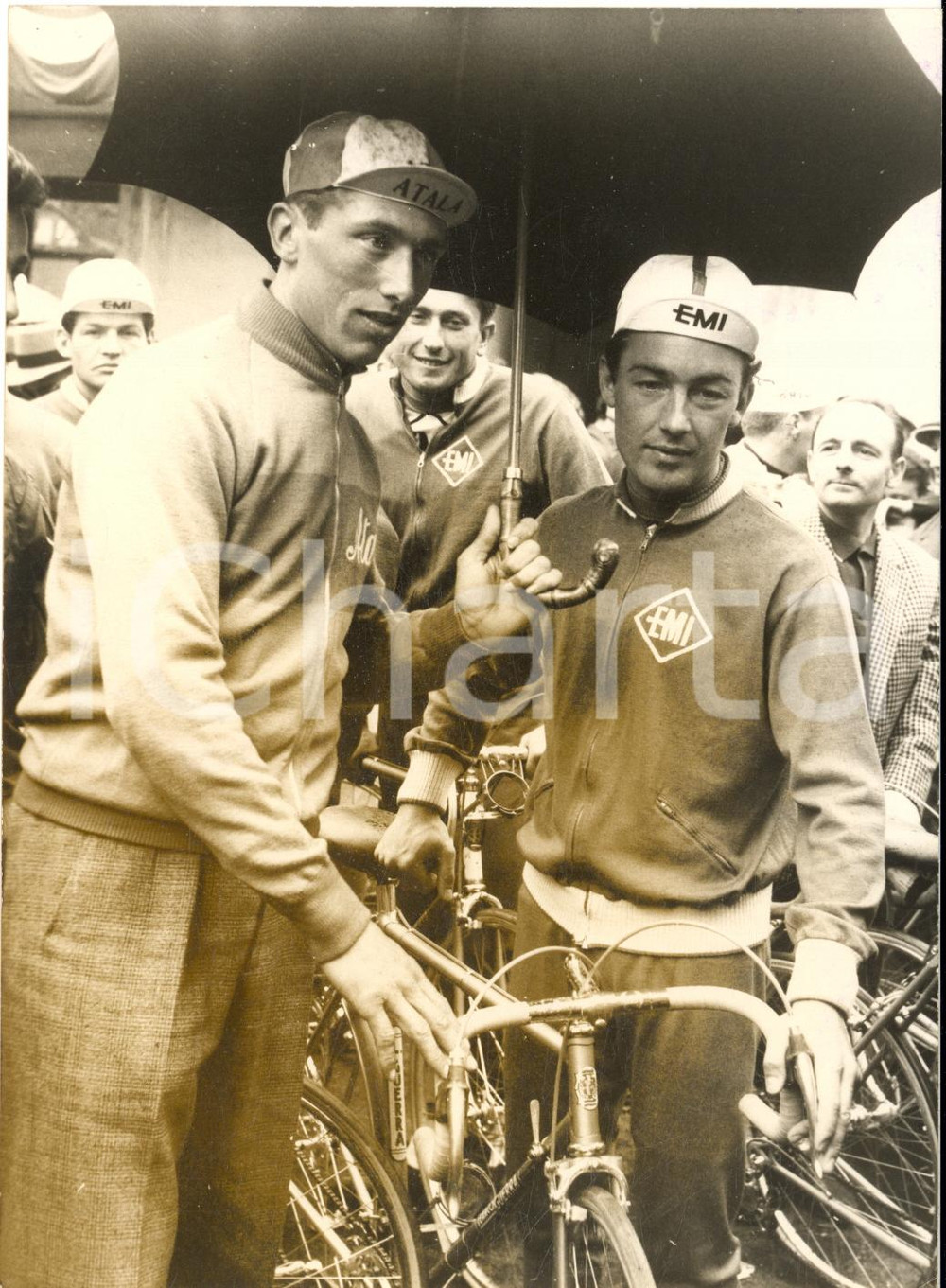 1959 CICLISMO MILANO-SANREMO Vito FAVERO e Charly GAUL alla punzonatura *Foto Fotografia d'epoca con didascalia coeva. CONDIZIONI: POOR (alone diffuso e lieve sovraimpressione) FORMATO: 13x18 cm      originale e autentica 1