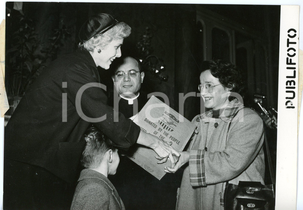 1954 ROMA Clare BOOTHE LUCE consegna doni natalizi alle famiglie italiane *Foto Fotografia d'epoca con didascalia coeva.  CONDIZIONI: POOR (piegatura e graffi al margine sinistro) FORMATO: 18x13 cm     originale e autentica 1
