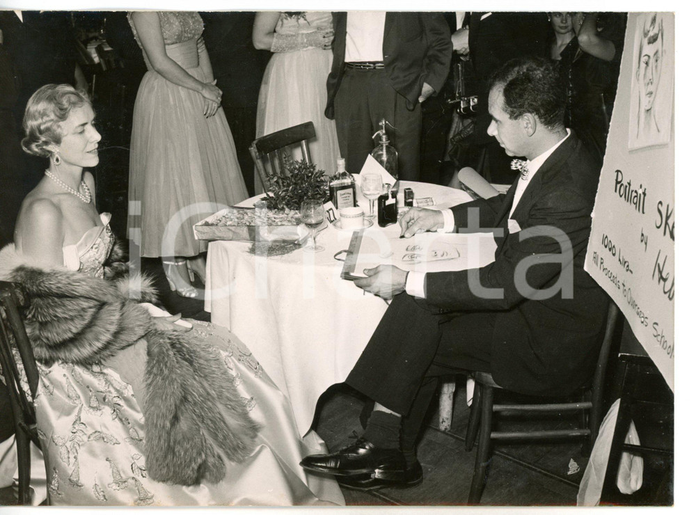 1955 ROMA Clare BOOTHE LUCE posa per un ritratto a un ballo di beneficenza *Foto