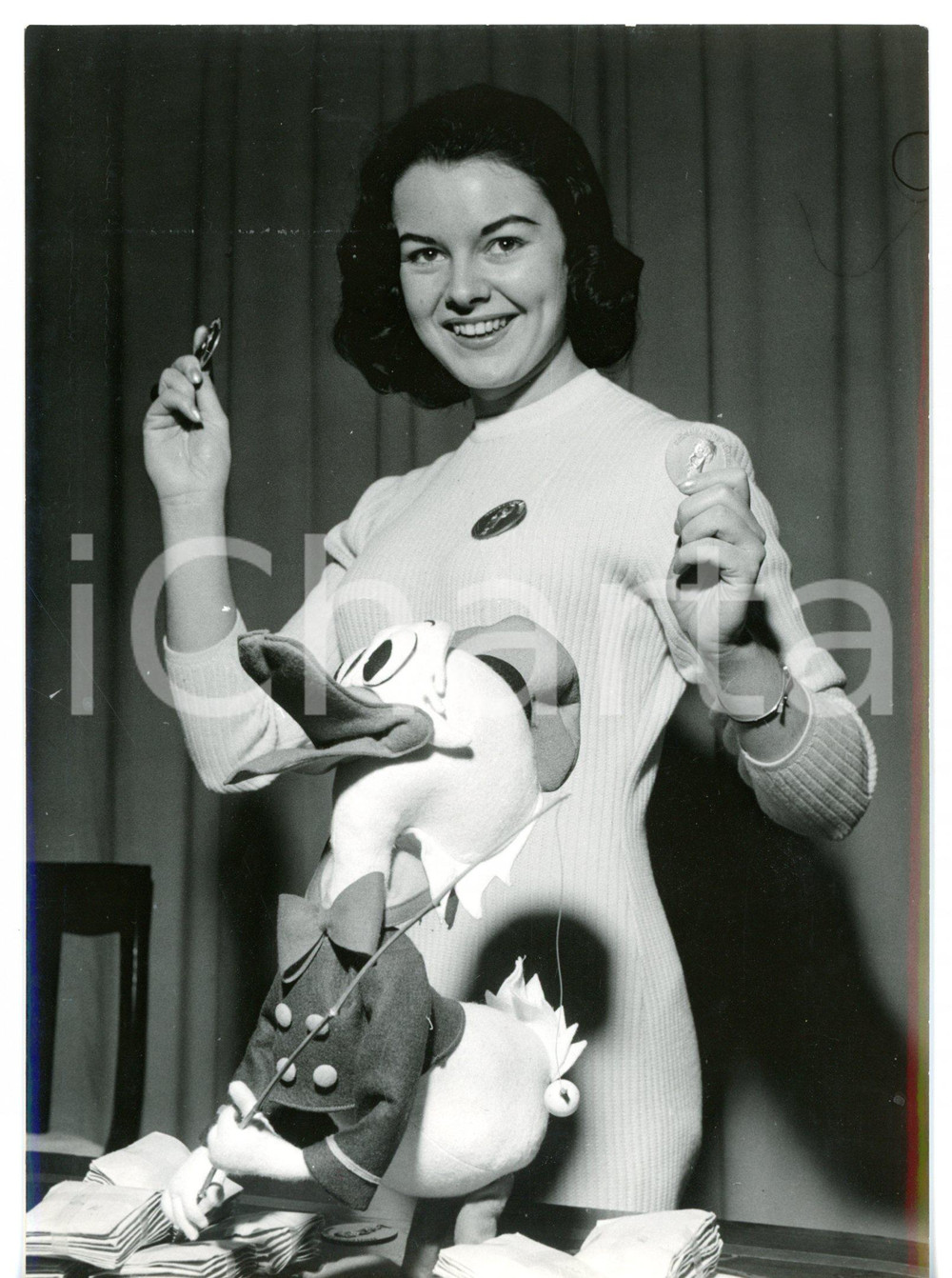 1957 MILANO Rossana ROSSANIGO mostra gettoni d'oro vinti a LASCIA O RADDOPPIA?