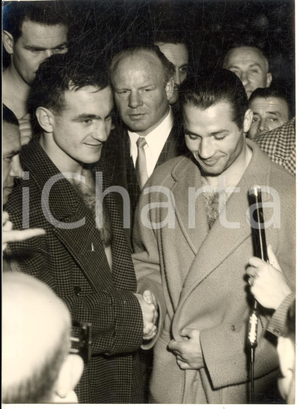 1954 MILANO BOXE Pugili Tiberio MITRI e Charles Humez al peso - Foto 13x18 Fotografia d'epoca, con didascalia coeva al verso.  CONDIZIONI: FAIR (increspature marginali) FORMATO: 13x18 cm    originale e autentica 1