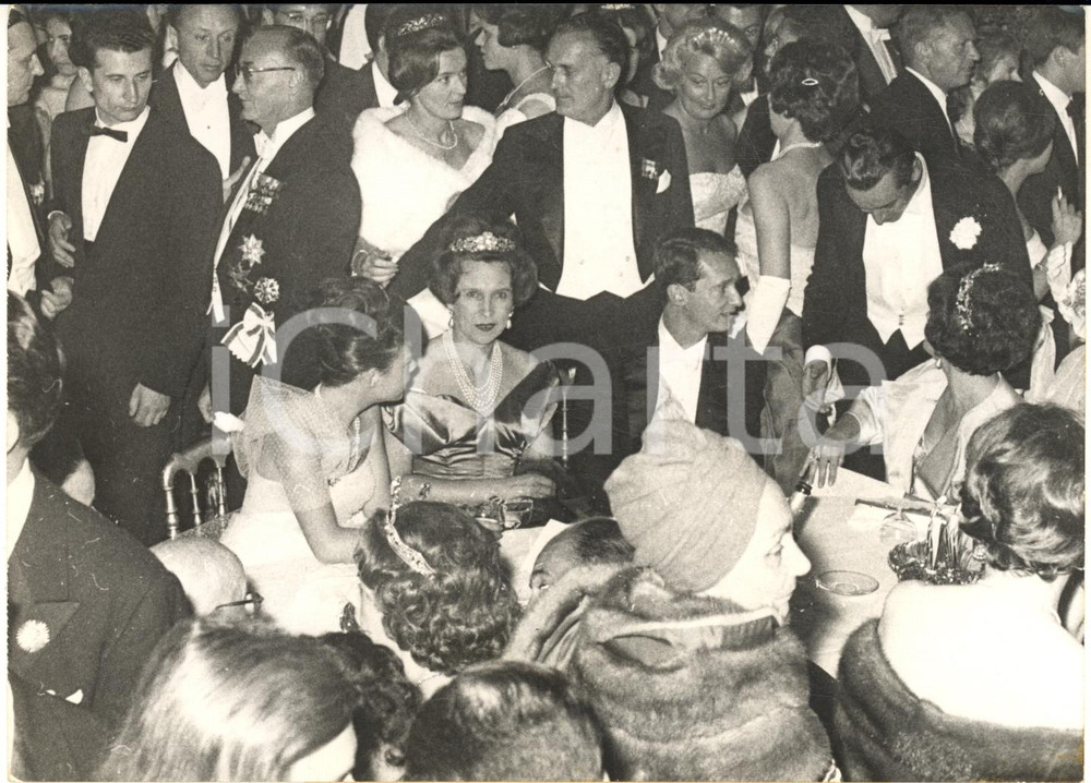 1960 VERSAILLES "Bal du Grand SiÃ¨cle" Maria JosÃ© di SAVOIA Ugo di BORBONE-PARMA Fotografia d'epoca con didascalia coeva al verso.  CONDIZIONI: G FORMATO: 18x13 cm     originale e autentica 1