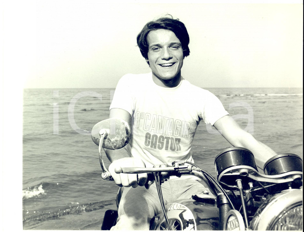 1969 CANTAGIRO Massimo RANIERI sulla moto di un'ammiratrice - Foto 24x18 cm Fotografia d'epoca con didascalia coeva. CONDIZIONI: G (ma piccola piegatura al lato destro) FORMATO: 24x18 cm    originale e autentica 1