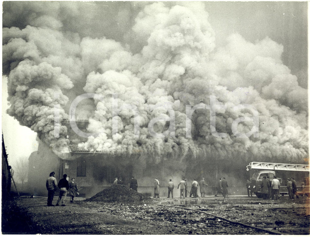 1960 BRESCIA Magazzini Generali BORGHETTO Formaggi - Incendio *Foto 24x18 Fotografia d'epoca con didascalia coeva.CONDIZIONI: FAIR (lievi piegature e brunitura al lato destro)FORMATO: 24x18 cm    originale e autentica 1