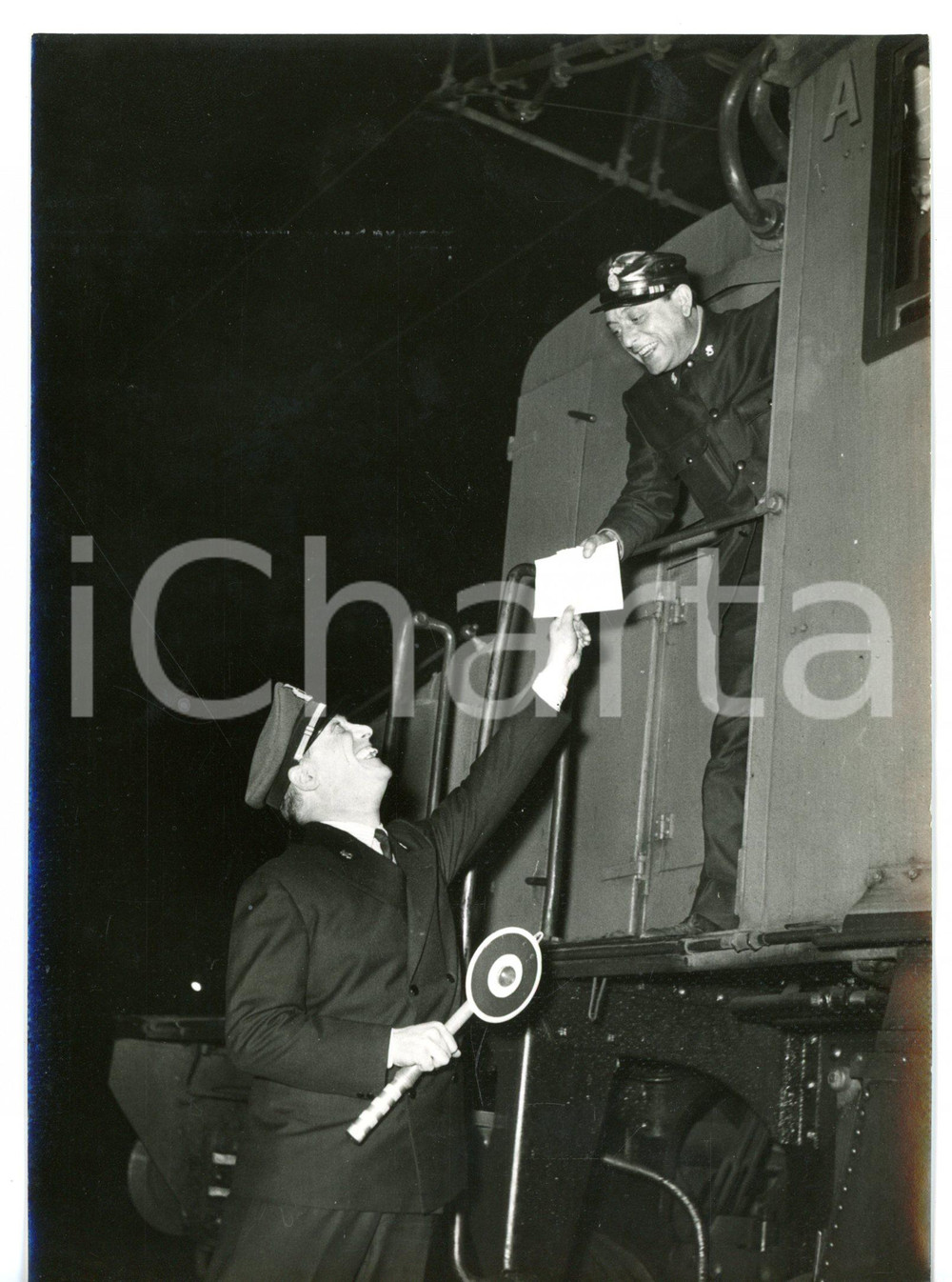 1956 ARQUATA SCRIVIA Capostazione Ermete POCHETTINI su treno in partenza *Foto
