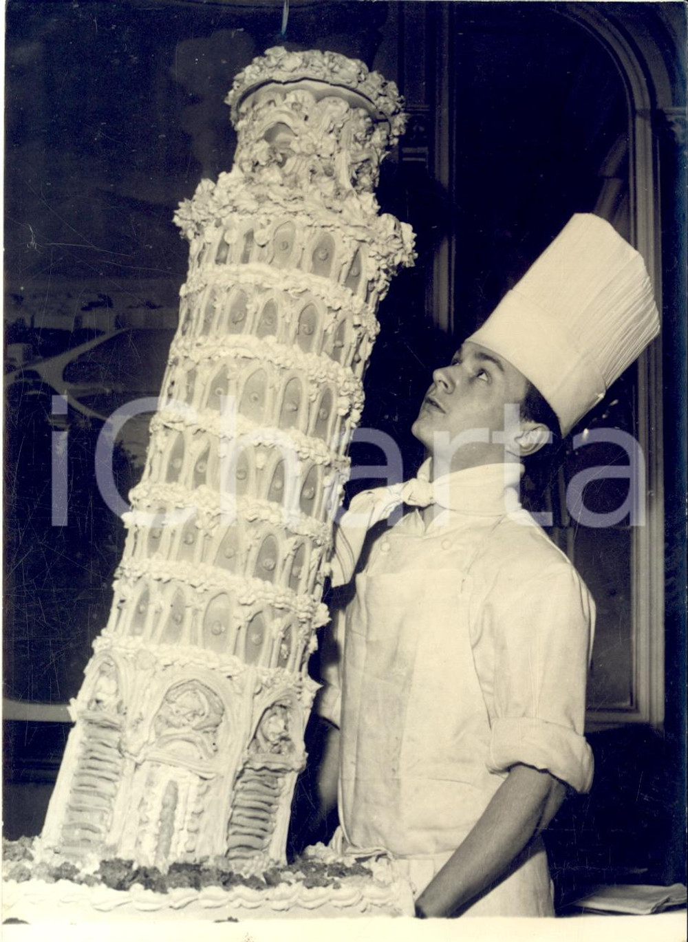 1958 PARIS Tour de Pise en glace pour l'anniversaire d'un restaurant *Photo
