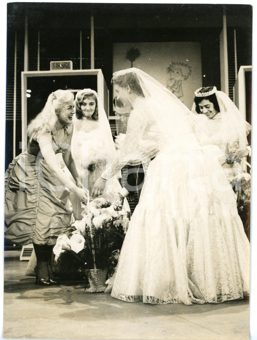 1958 LASCIA O RADDOPPIA? Paola BOLOGNANI riceve il bouquet delle quattro spose