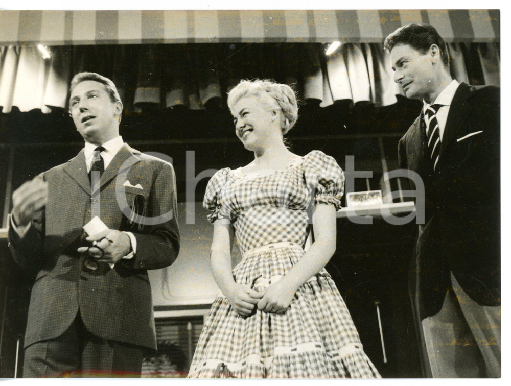 1958 LASCIA O RADDOPPIA? Mike BONGIORNO con Paola BOLOGNANI e Dante BIANCHI (1)