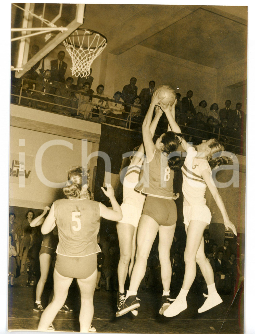 1957 TORINO BASKET Femminile - ITALIA-UNGHERIA Azione di gioco sotto canestro Fotografia d'epoca con didascalia coeva.  CONDIZIONI: FAIR (alone diffuso; piegatura all'angolo inferiore destro) FORMATO: 13x18 cm      originale e autentica 1
