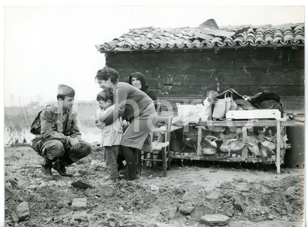 1960 ALLUVIONE ARIANO POLESINE Soldato consola un bambino senza casa *Foto 24x18