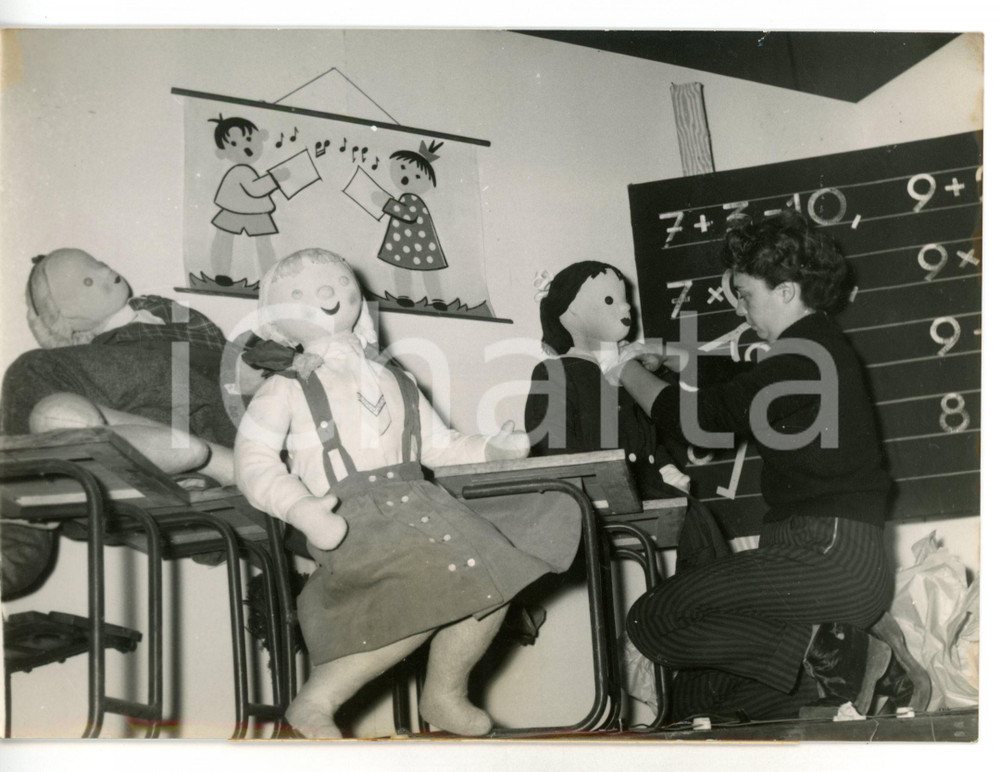 1955 ca PARIS Salone dell'Infanzia - Classe di bambole a lezione di Matematica