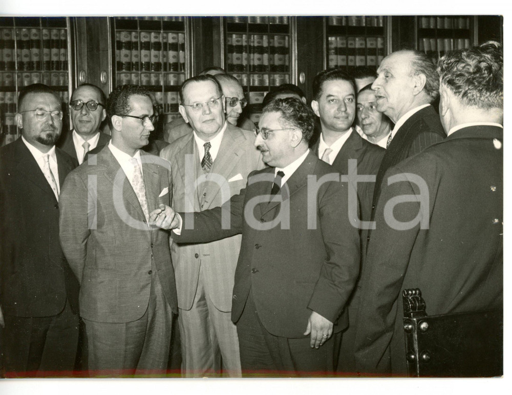 1956 ROMA Presidente della Camera Giovanni LEONE tra i giornalisti parlamentari