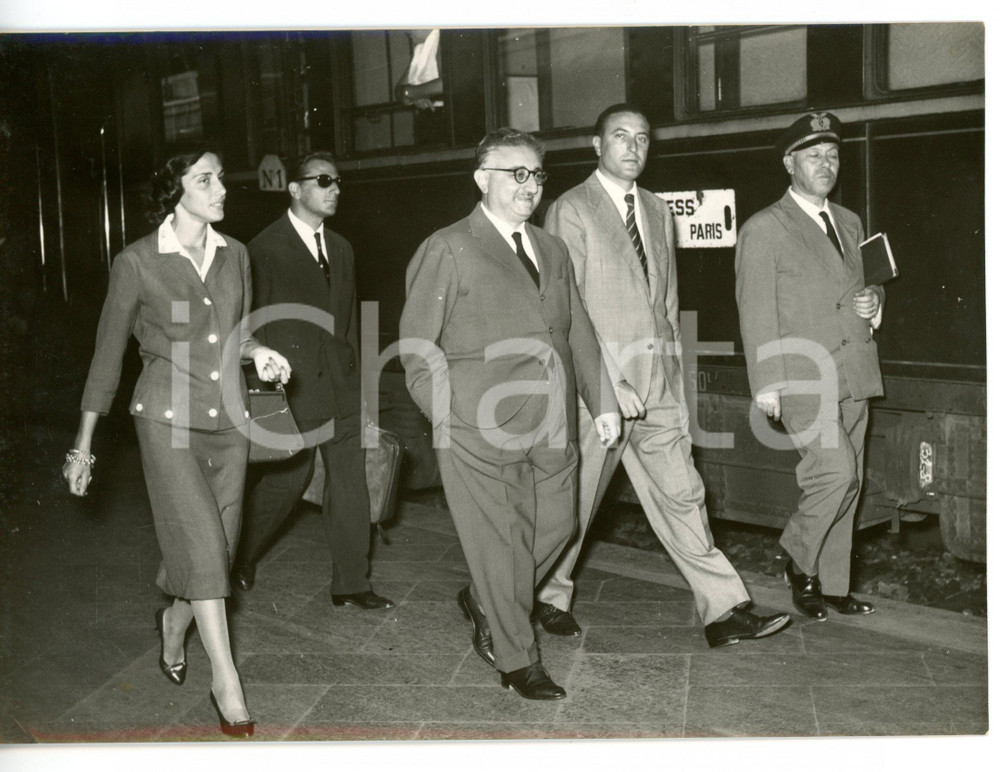1956 ROMA Stazione TERMINI - Giovanni LEONE con la moglie Vittoria MICCHITTO