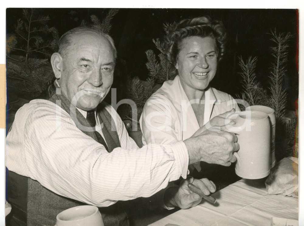 1953 MONACO DI BAVIERA Oktoberfest - Paula WESSELY brinda con Thomas WIMMER