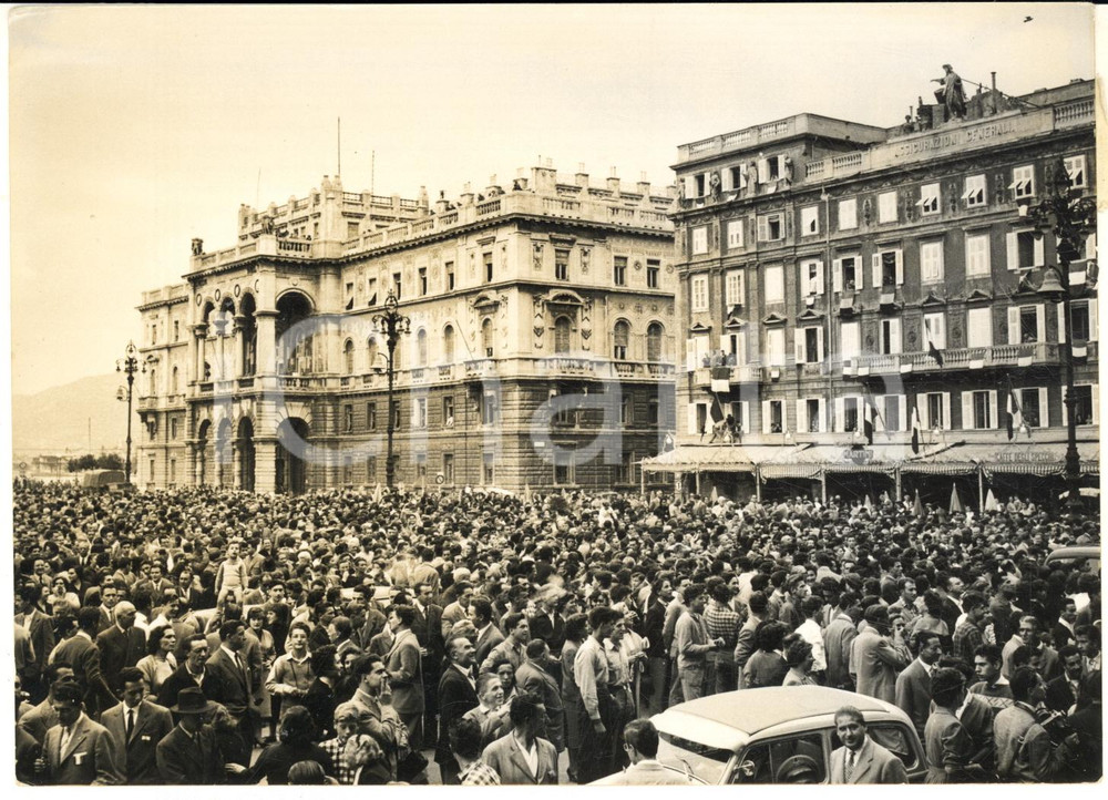 1954 TRIESTE ITALIANA Folla in Piazza Unità d'Italia con il tricolore issato