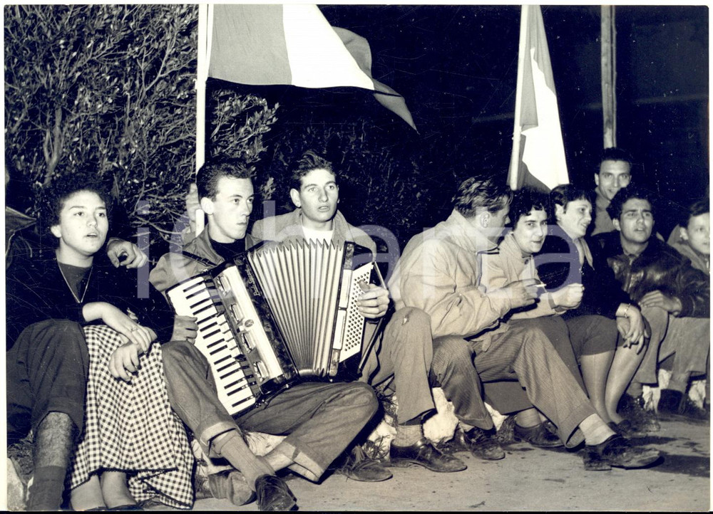 1954 TRIESTE Giovani passano la notte all'aperto in attesa delle truppe italiane