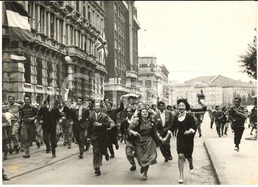 1954 TRIESTE ITALIANA Scene di entusiasmo per le vie della città *Foto 18x13