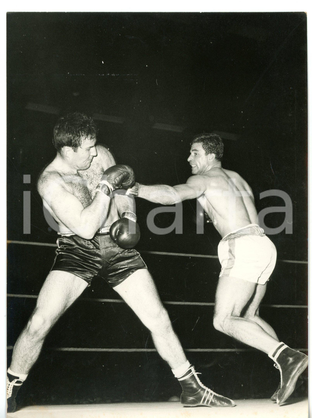1957 MILANO BOXE Giacomo BOZZANO vs Hans FRIEDRICH in una fase del match *Foto