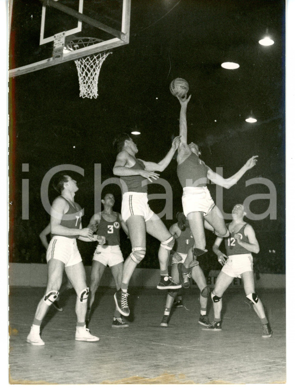 1954 PARIS BASKET - FRANCIA-ITALIA 73-64 Sergio STEFANINI tira al canestro *Foto