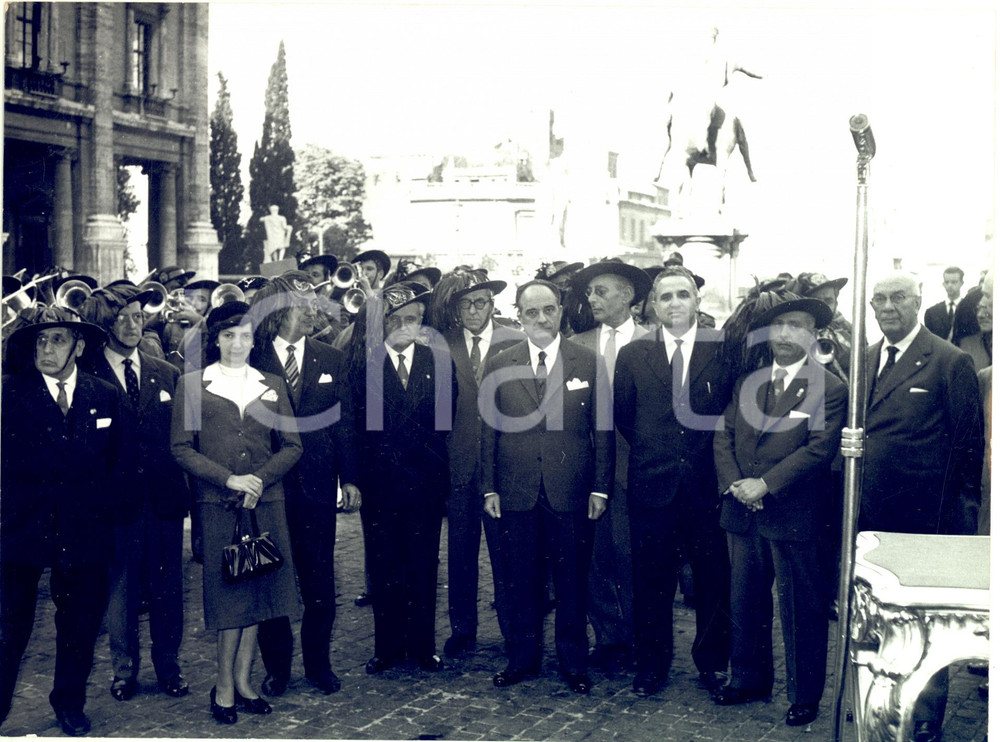 1960 ROMA Urbano CIOCCETTI consegna drappelle alla fanfara dei Bersaglieri