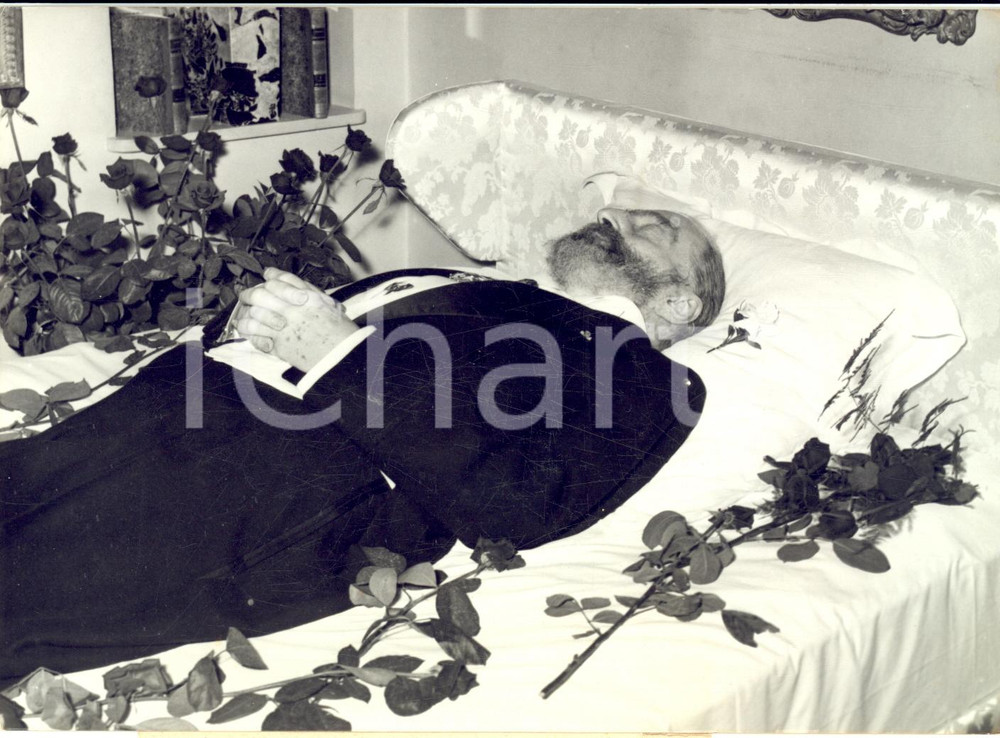 1957 PARIS L'acteur Sacha GUITRY sur son lit de mort - Photographie 18x13 cm