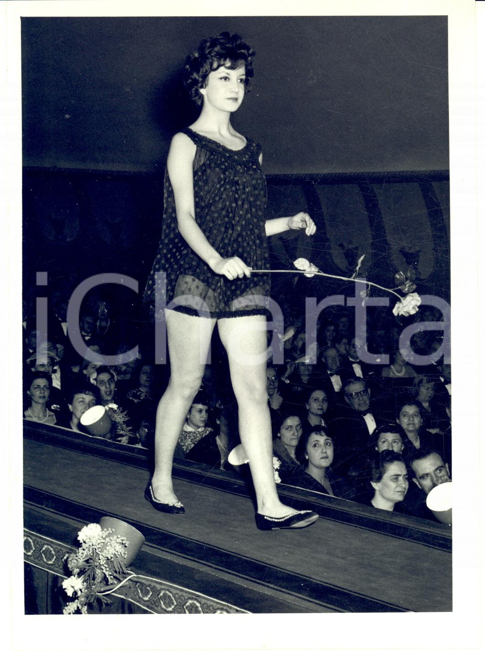 1958 TORINO Sfilata di Moda AMAS - Modella in sottoveste con una rosa *Foto 
