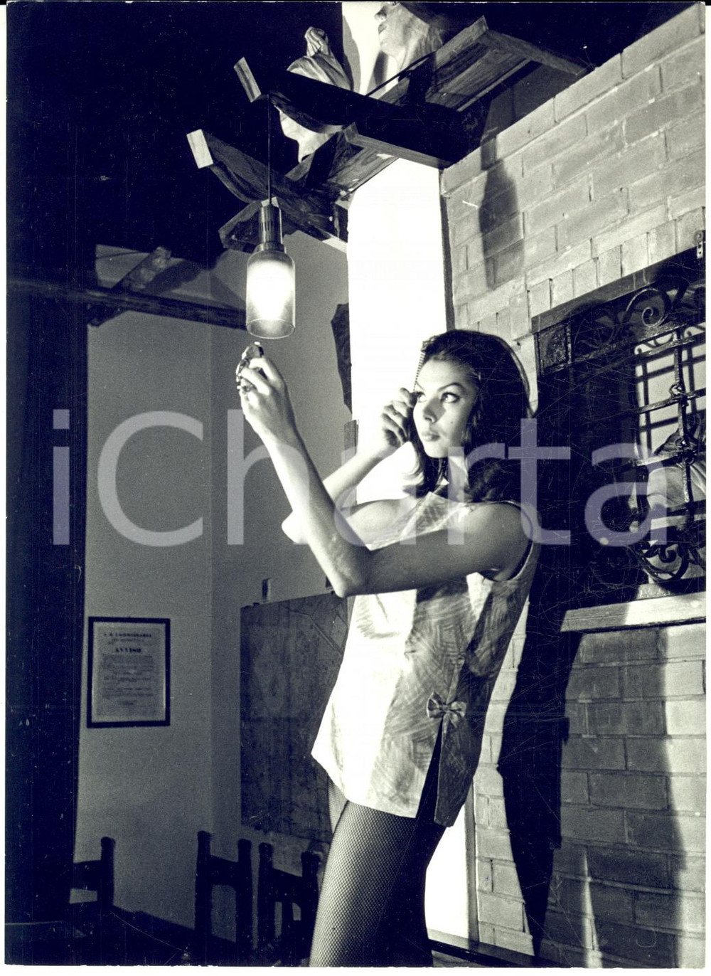 1965 MILANO Gloria BOND prepara provino per nuovo film "James Bond" *Foto 13x18