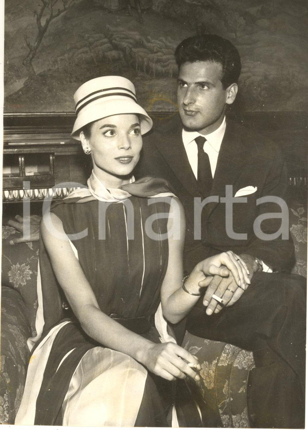 1957 ROMA Elsa MARTINELLI e Franco MANCINELLI SCOTTI dopo una conferenza stampa