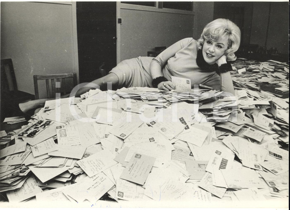 1965 LONDON Cantante Kathy KIRBY riceve 500.000 lettere dai fan *Foto 18x13