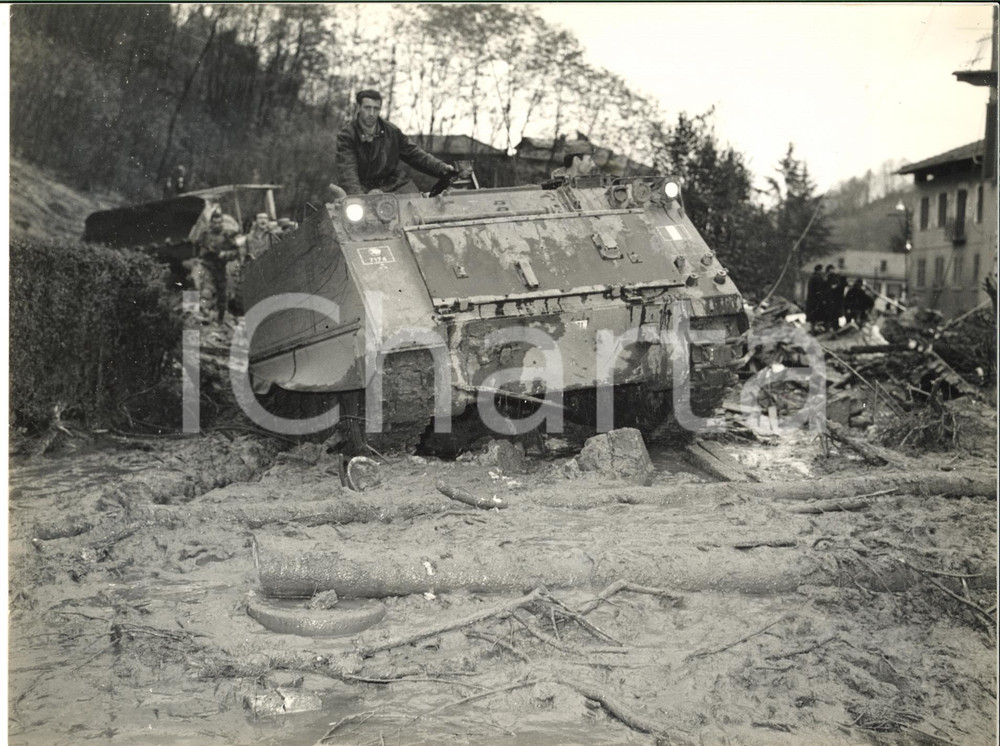 1968 ALLUVIONE VALLE MOSSO / BIELLA Soccorso con i carri armati *Foto 24x18 cm
