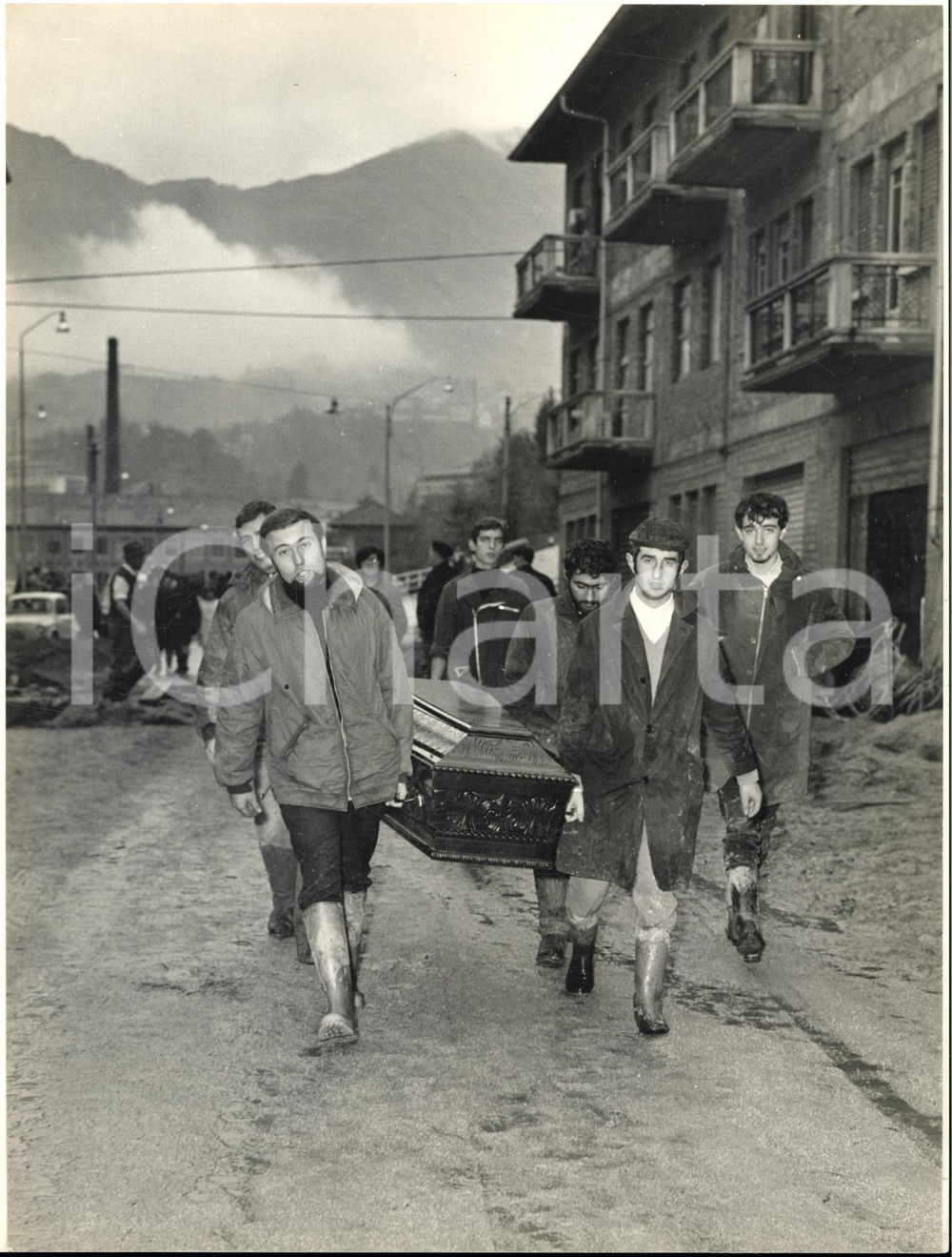 1968 ALLUVIONE VALLE MOSSO / BIELLA Trasporto salme delle vittime *Foto 18x24 cm