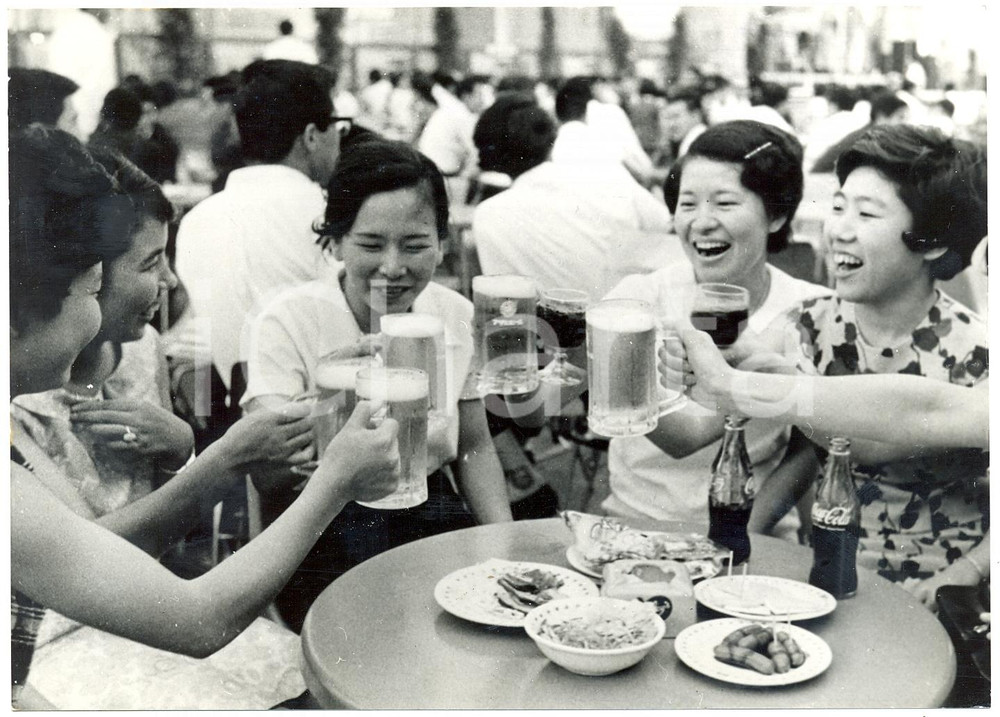 1967 TOKYO Japanese women drinks beer against the heat wave *Photo 18x13 cm