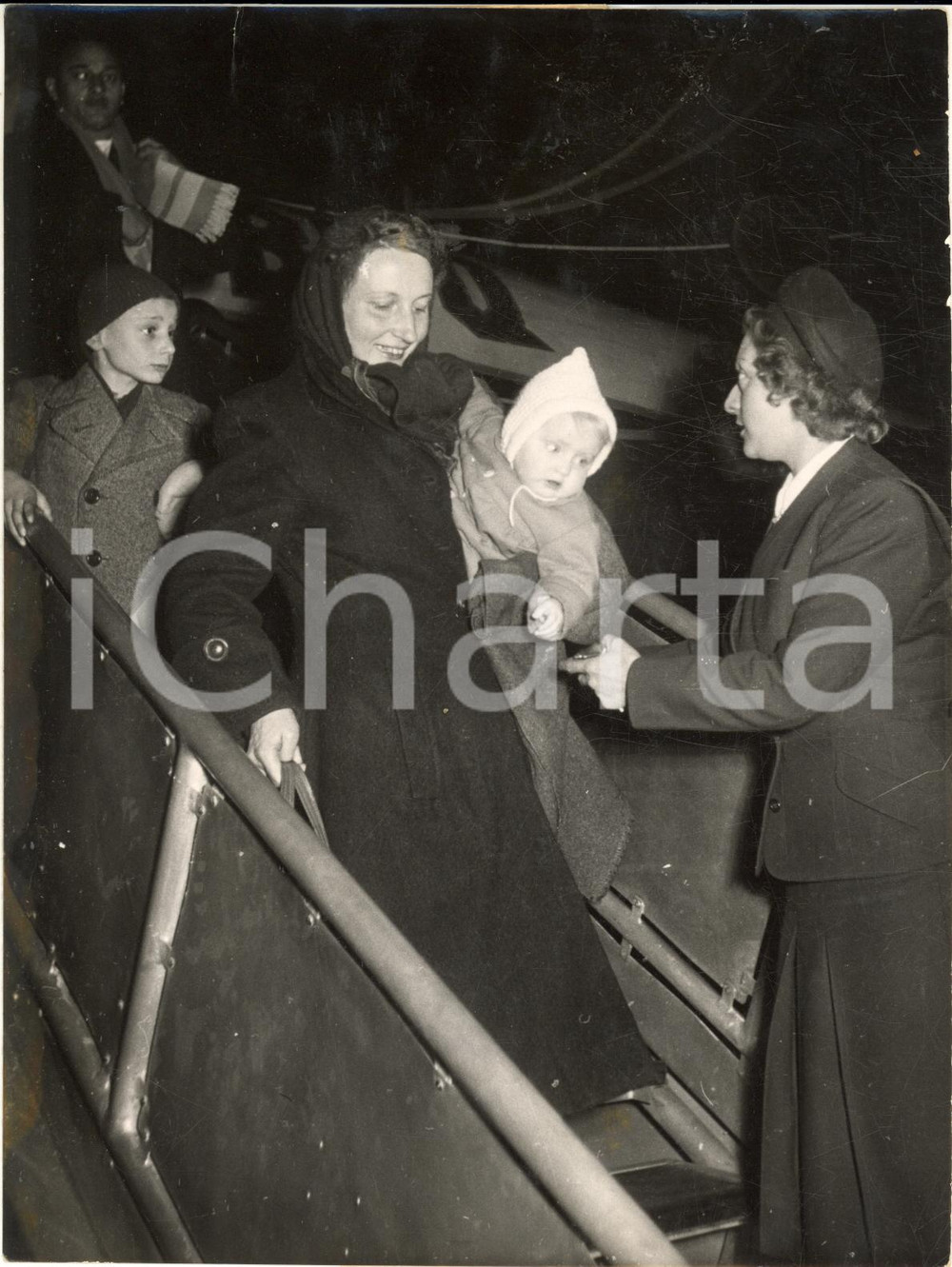 1953 FRANFURT Airport - Refugees from Berlin received by the Red Cross *Photo