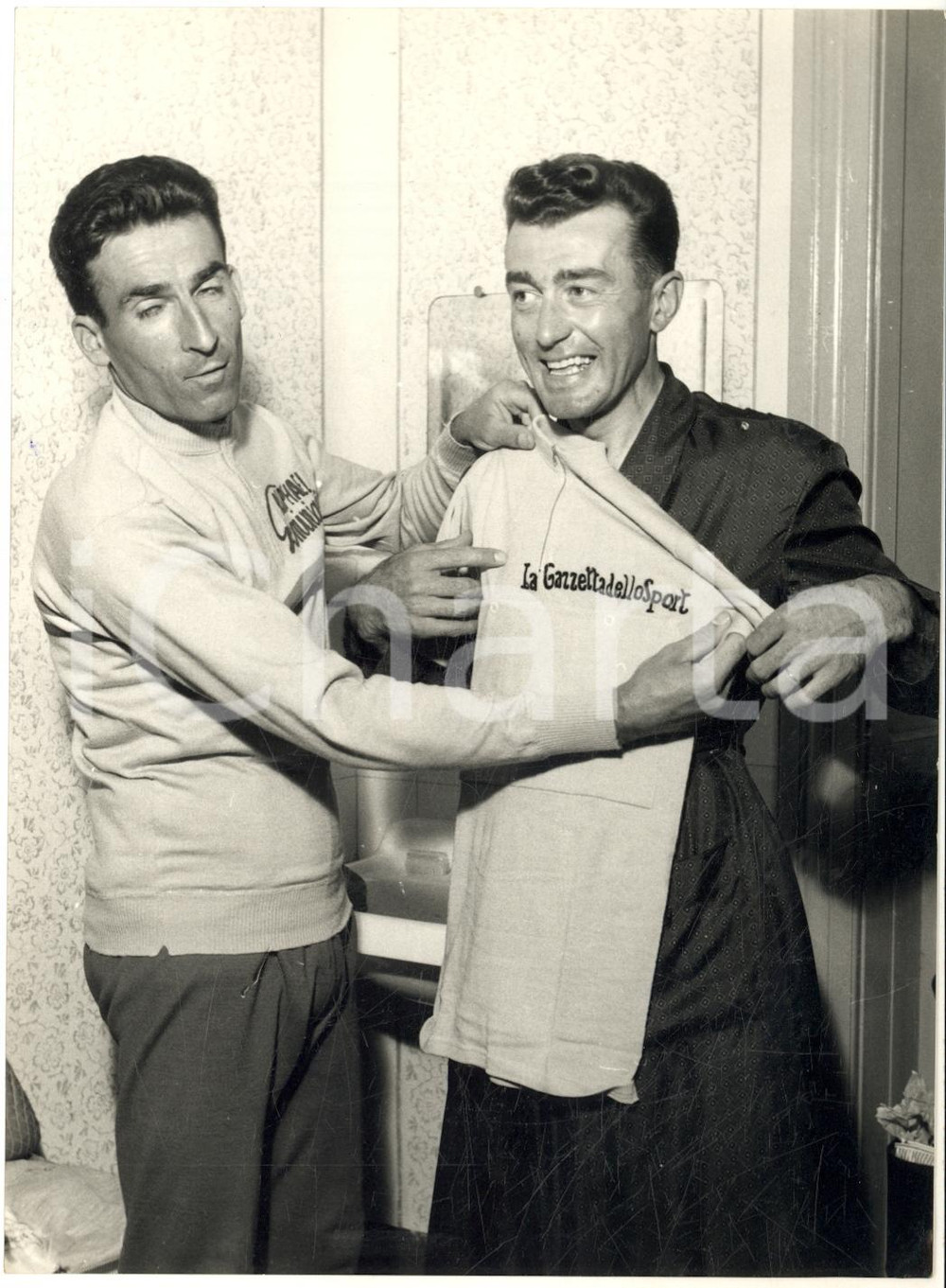 1955 ca GIRO D'ITALIA Raphaël GEMINIANI prova maglia rosa a Louison BOBET
