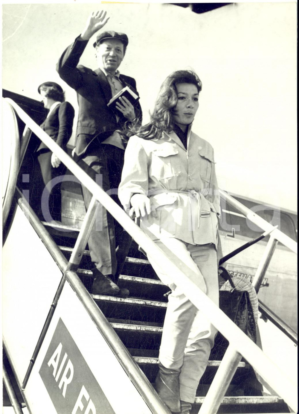 1958 PARIS ORLY Juliette GRECO rientra dal set di "Les racines du ciel" *Foto