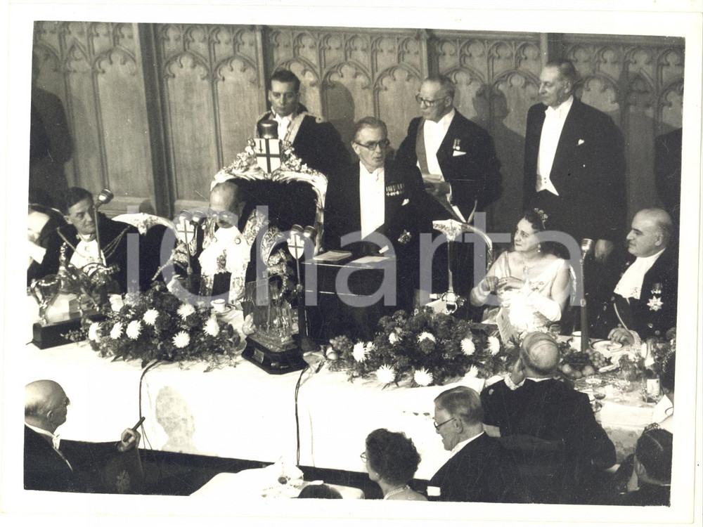 1956 LONDON Premier sir Anthony EDEN speaks at Lord Mayor's banquet *Photo