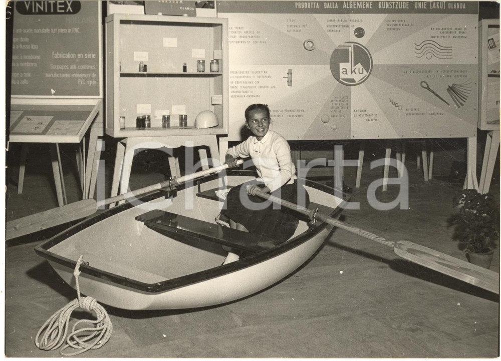 1954 TORINO Salone della Tecnica - Esposizione barca AKU in plastica *Foto