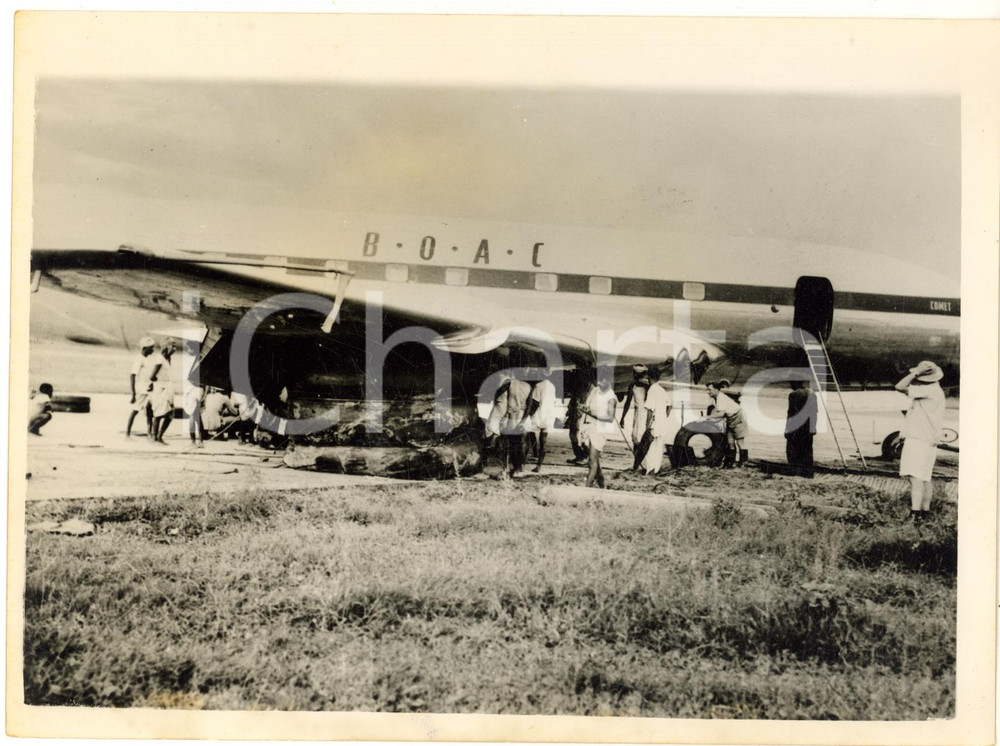 1953 CALCUTTA Dum Dum Aerodrome - B.O.A.C. Comet aircraft bogged down in the mud