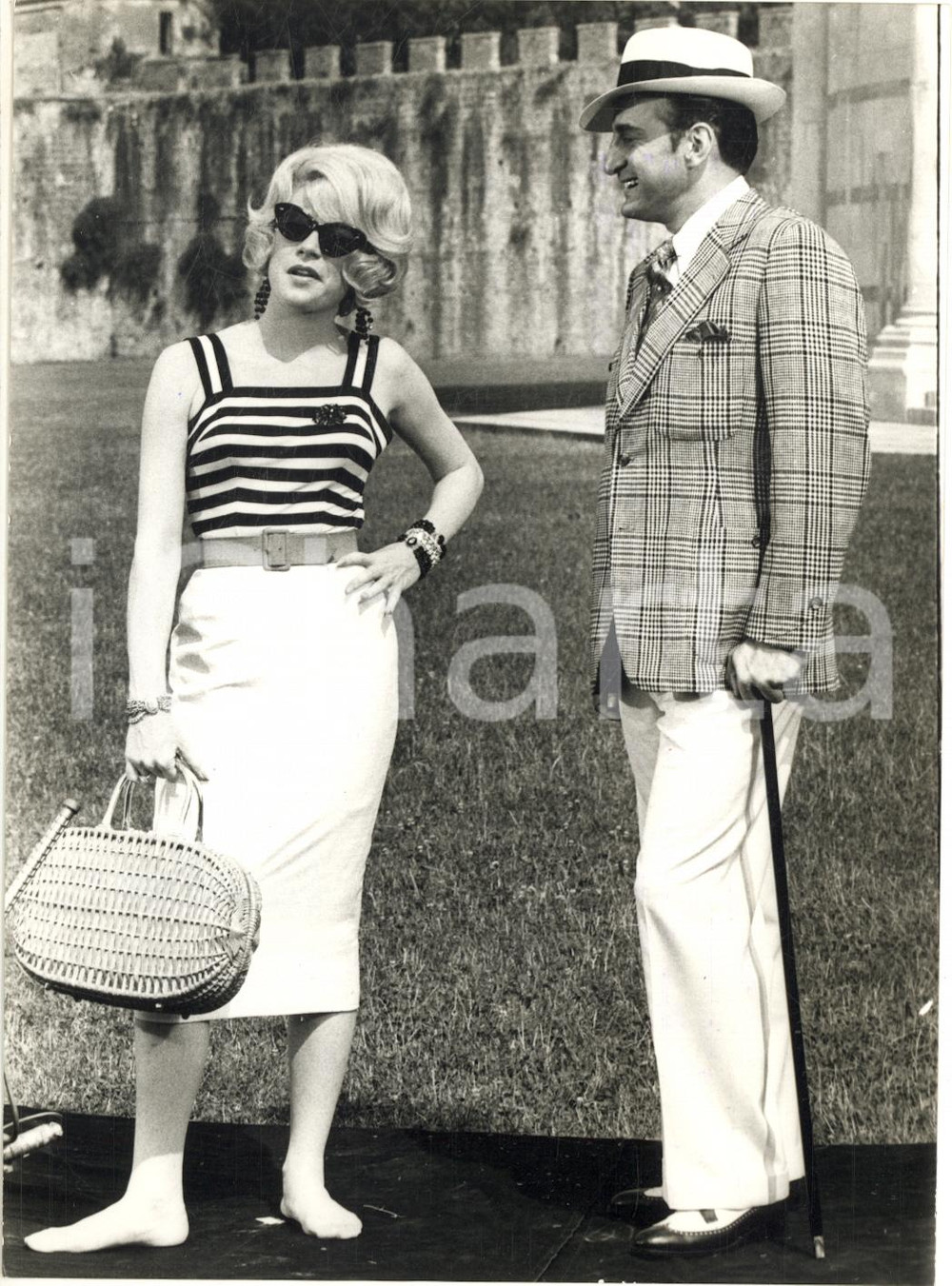 1964 PISA Shirley McLAINE George SCOTT sul set di "Una Rolls-Royce gialla" Foto