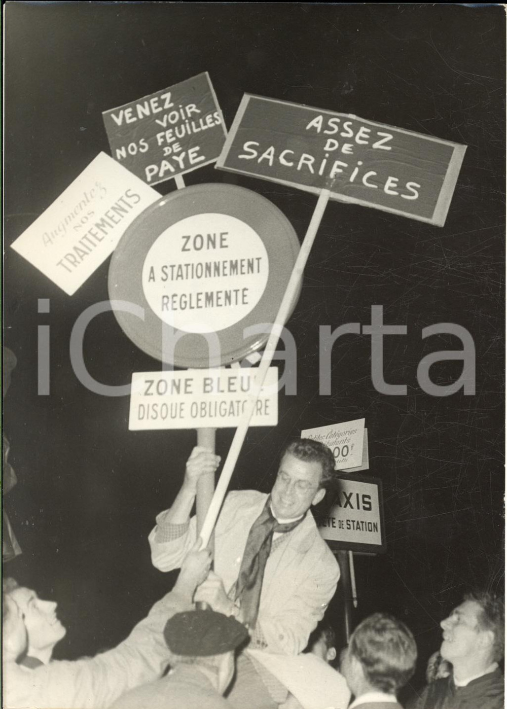1959 PARIS Journee Nationale Revendicative - Manifestant installe des pancartes