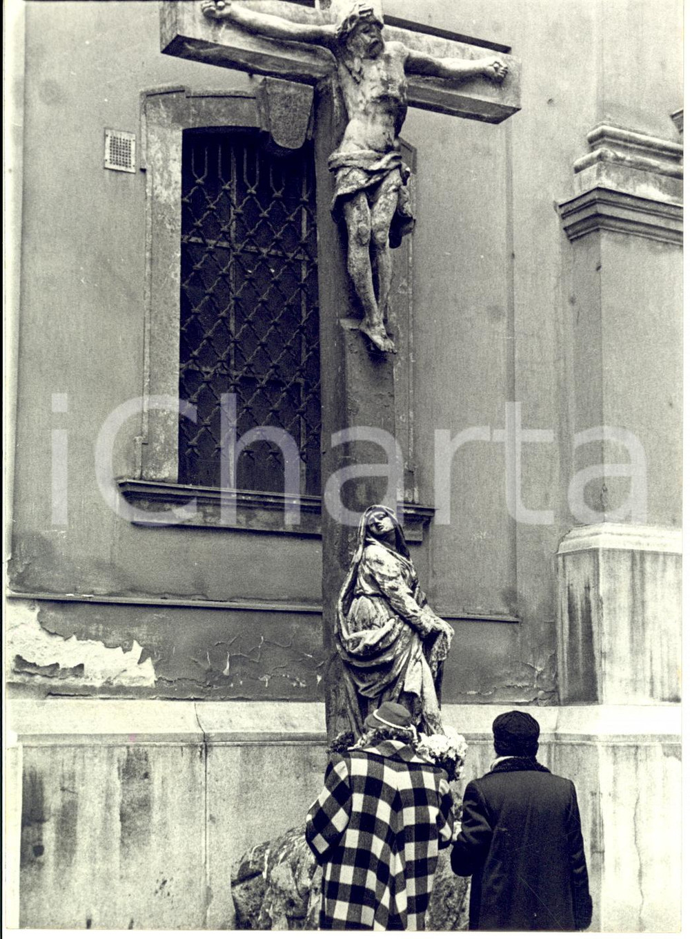1956 BUDAPEST (UNGHERIA) Donne in preghiera in una strada semidistrutta *Foto